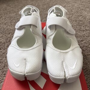 Nike Air Rift DN1338-100 White Sneakers Split Toe Shoes US 9 Women’s New